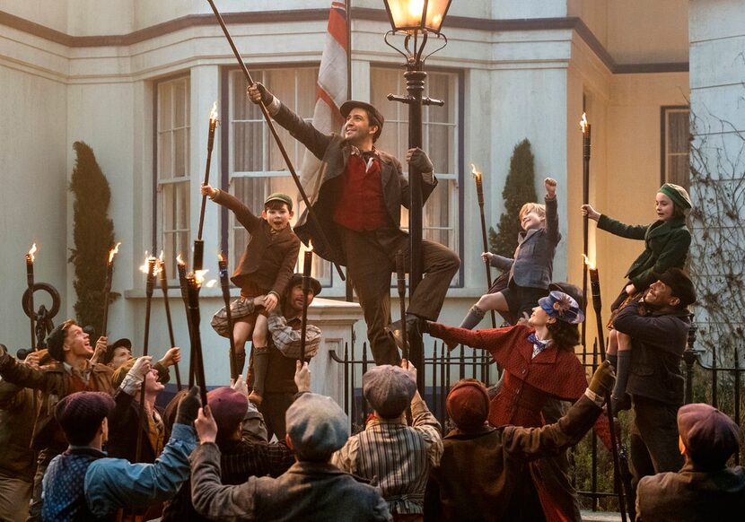 Lin-Manuel Miranda, centro, y Emily Blunt en una escena de “Mary Poppins Returns” en una...