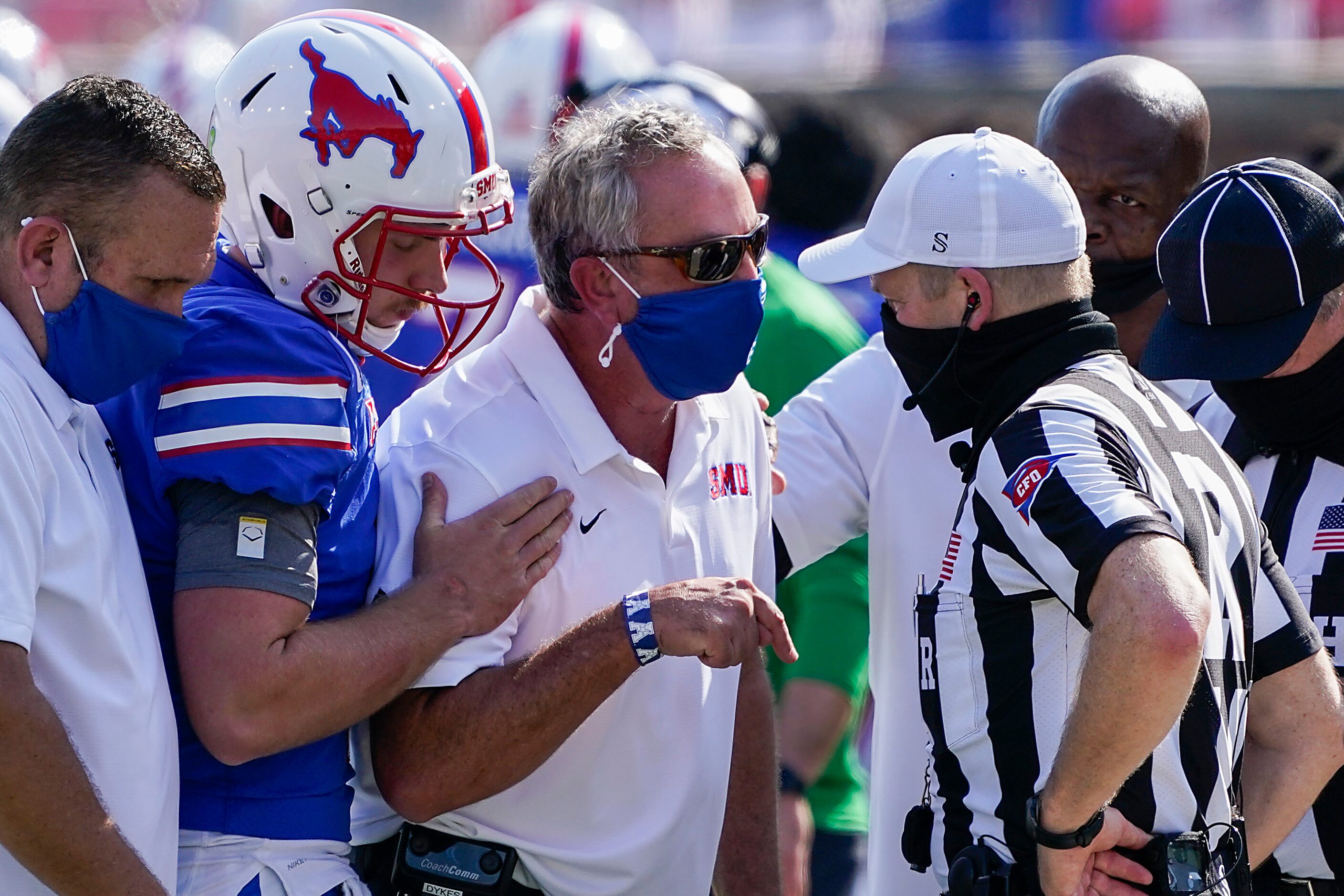 SMU head coach Sonny Dykes and quarterback Shane Buechele talk with the referee during the...