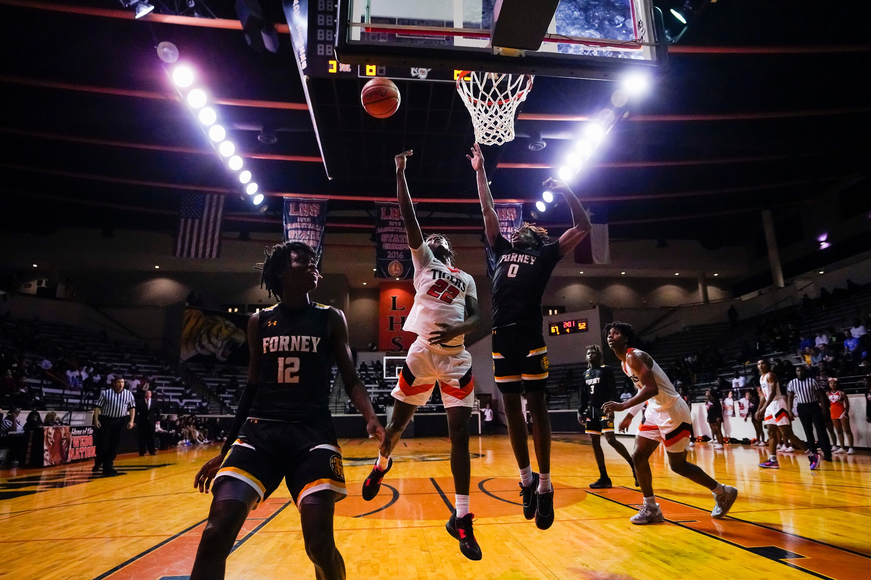 Lancaster's Jordan Williams (22) drives to the basket against Forney’s Ronnie Harrison (0)...