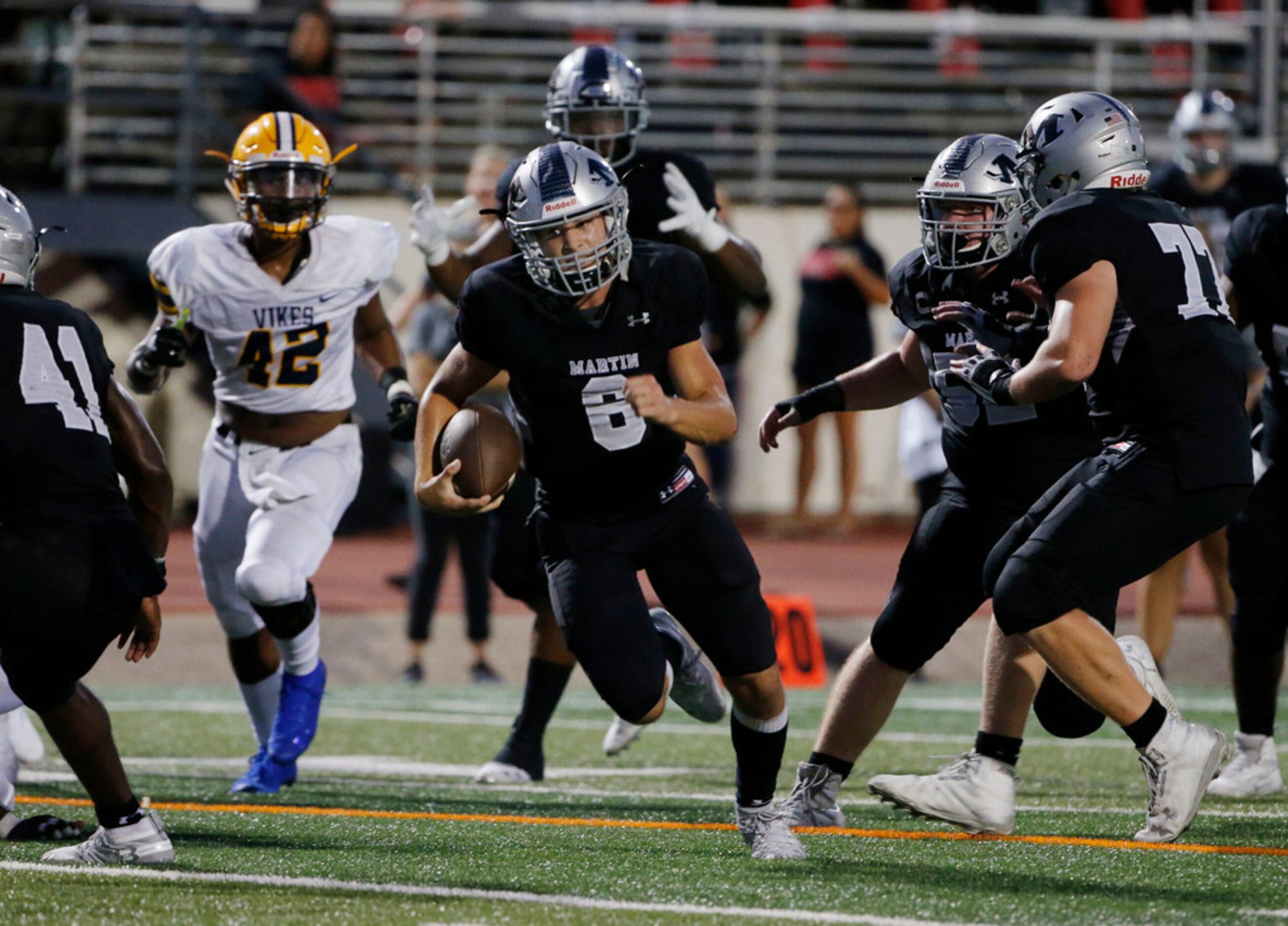 Arlington Martin quarterback Zach Mundell (6) scores his first rushing touchdown against...