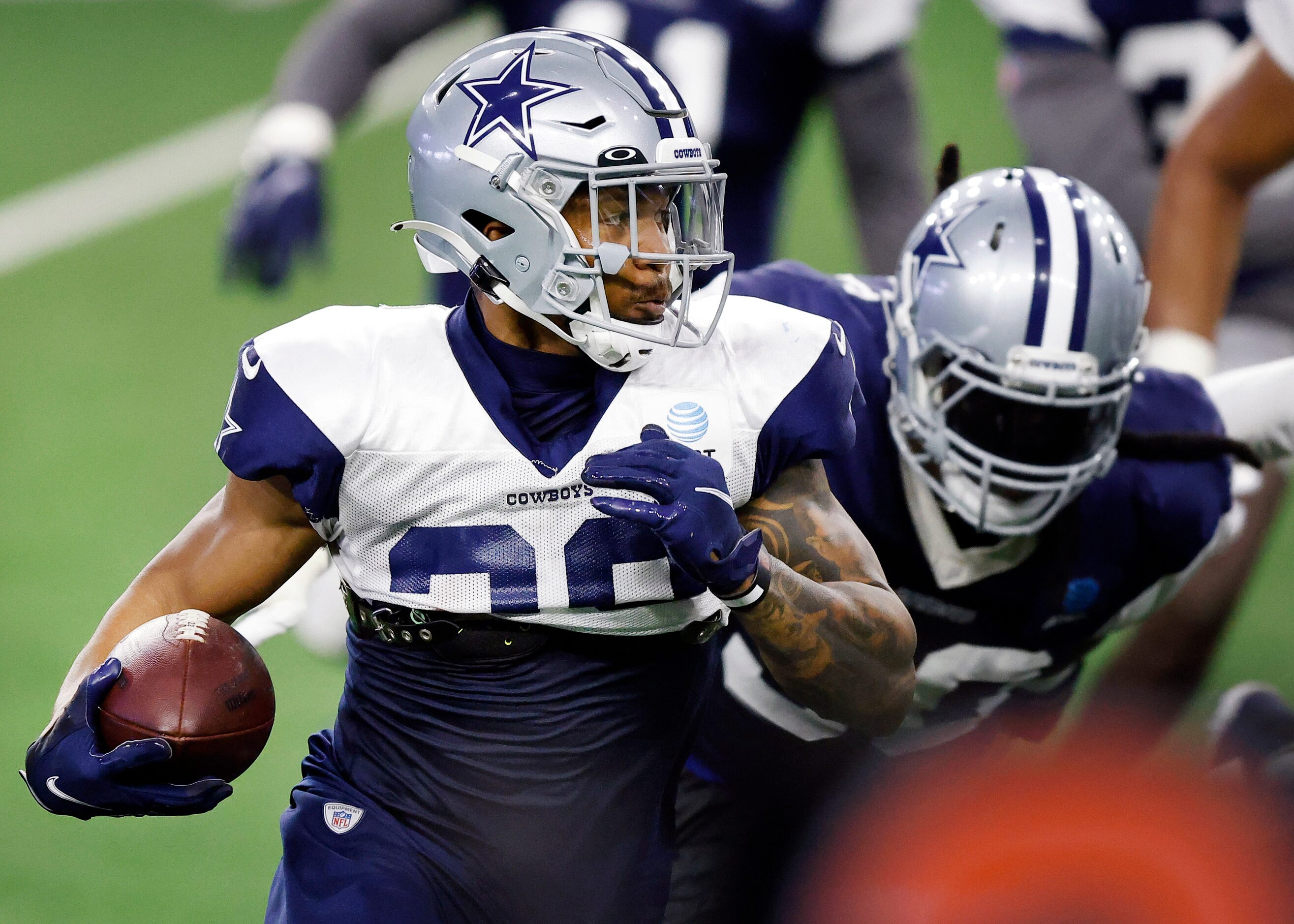 Dallas Cowboys running back Tony Pollard (20) sweeps to the outside as he carries the ball...