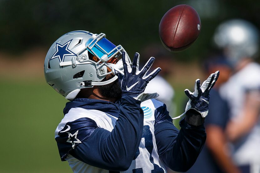 Dallas Cowboys running back Ezekiel Elliott (21) catches a pass during the third and final...