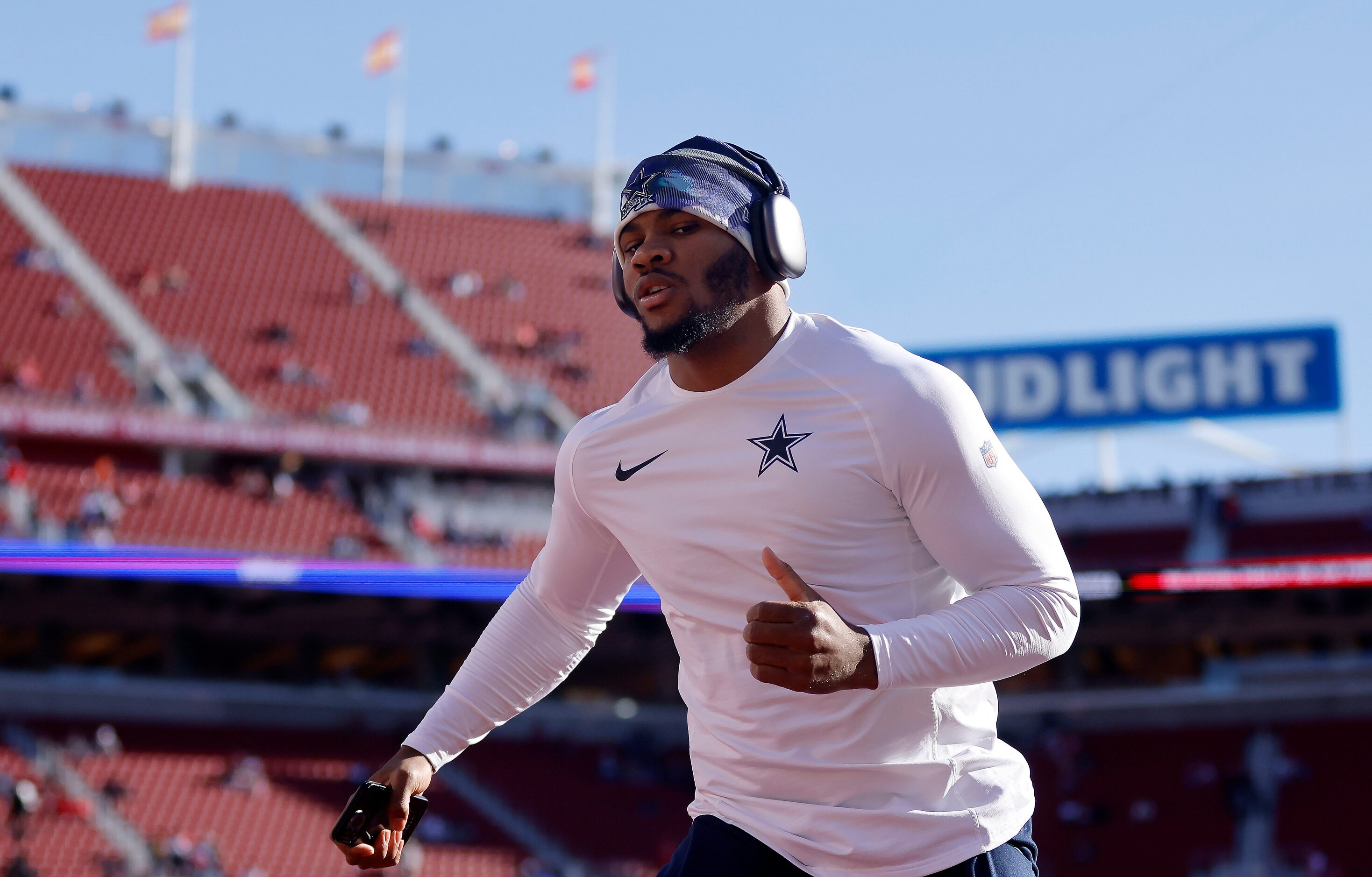 Dallas Cowboys linebacker Micah Parsons works out during pregame warmups before their NFC...