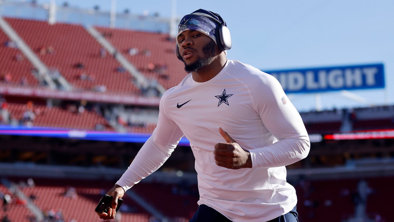 Dallas Cowboys linebacker Micah Parsons works out during pregame warmups before their NFC...