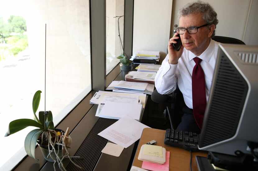 El administrador de la ciudad A.C. González toma una llamada en su oficina luego de anunciar...
