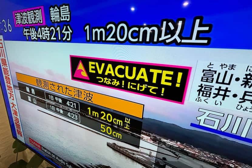 Una televisión muestra un aviso de tsunami, en Yokohama, cerca de Tokio, el 1 de enero de...