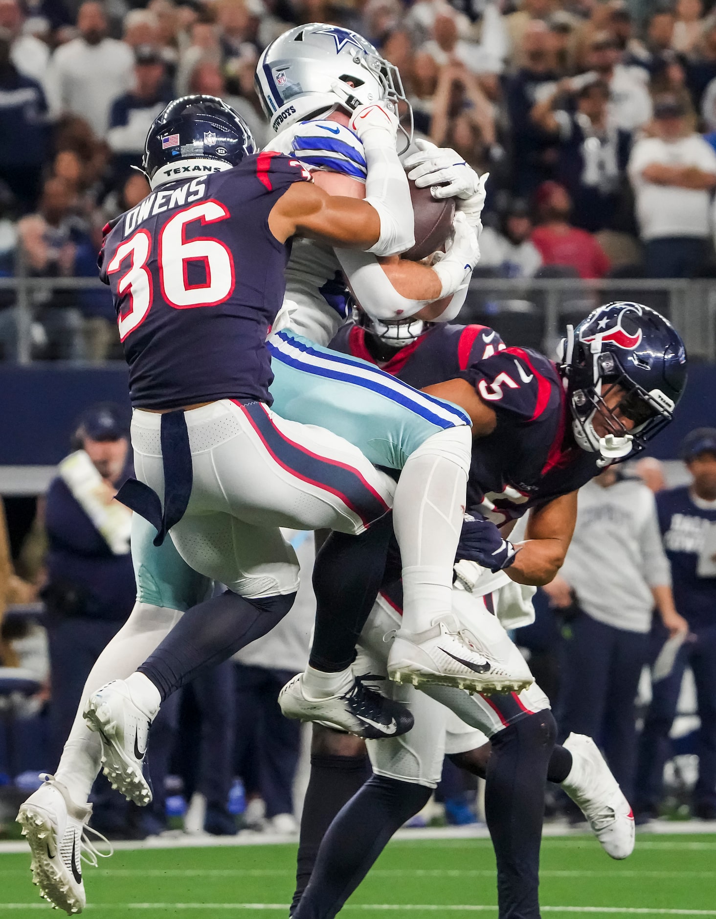 Dallas Cowboys tight end Dalton Schultz (86) catches an18-yard pass at the Houston Texans...