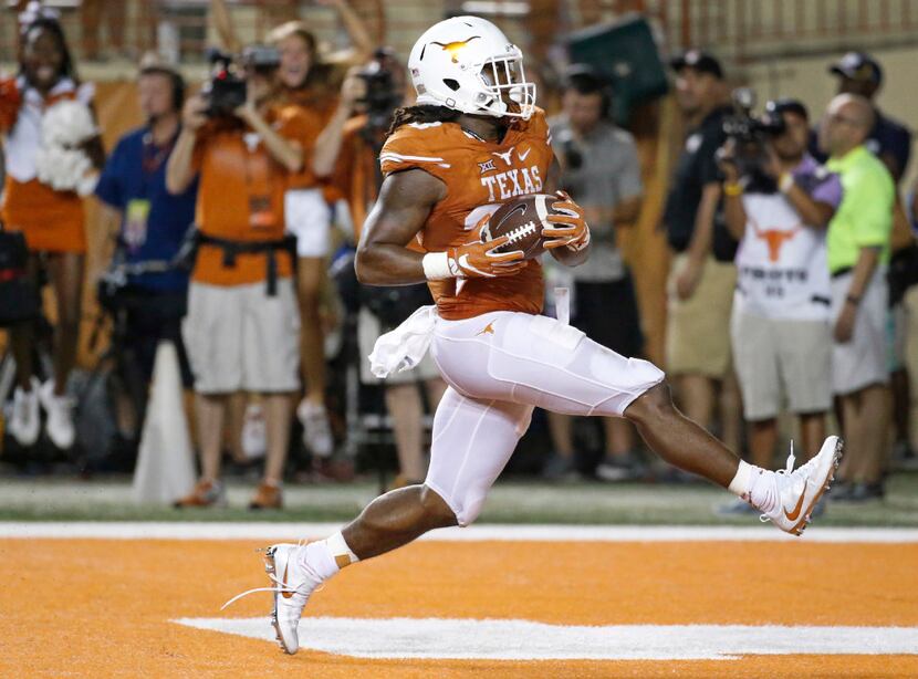 Texas running back D'Onta Foreman (33) scores a rushing touchdown during the Notre Dame...