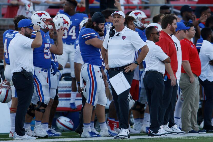 SMU head coach Sonny Dykes seats as he glances at the scoreboard late in the 4th quarter...