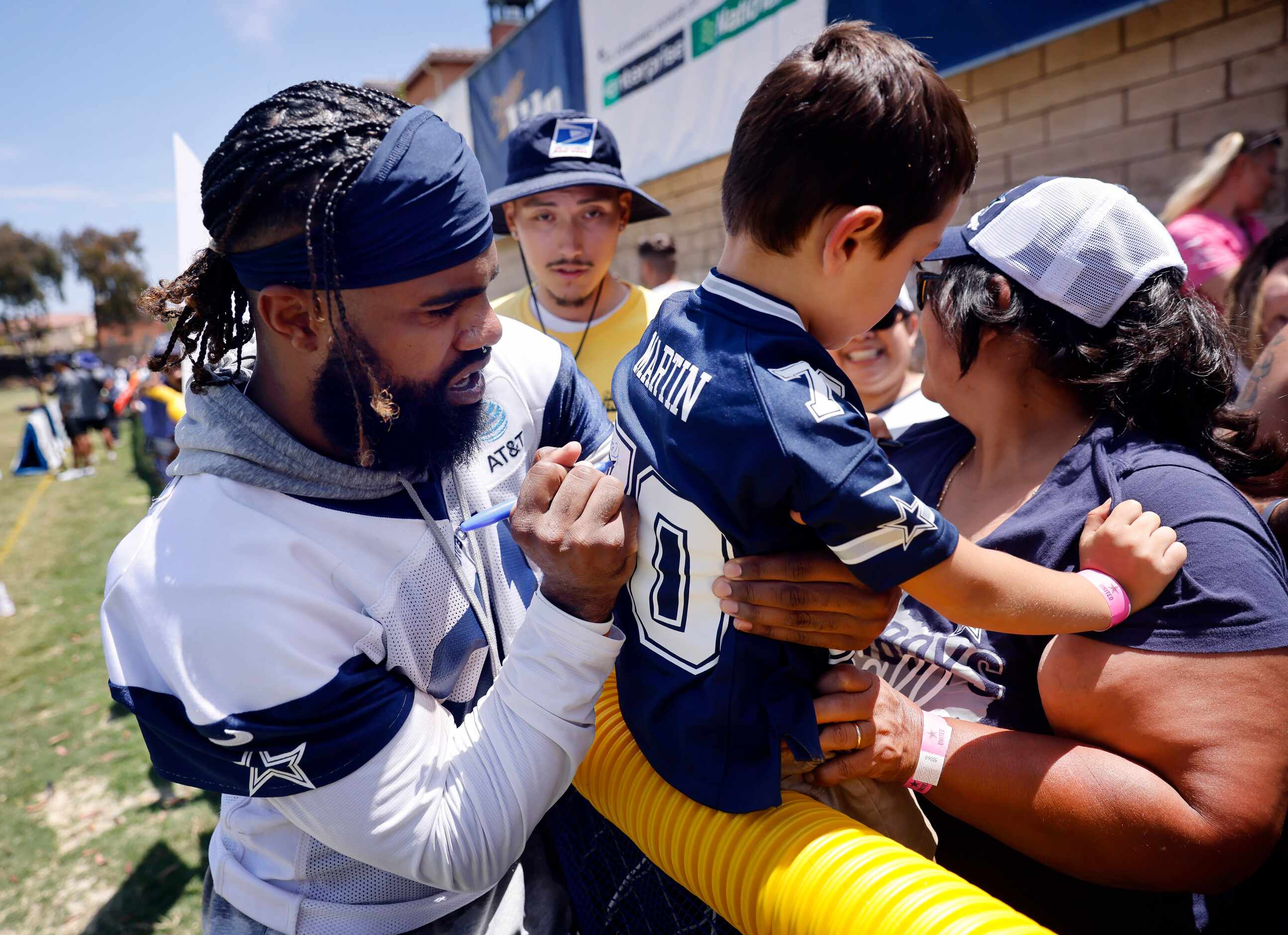 Dallas Cowboys running back Ezekiel Elliott (21) signs autographs for fans following the...