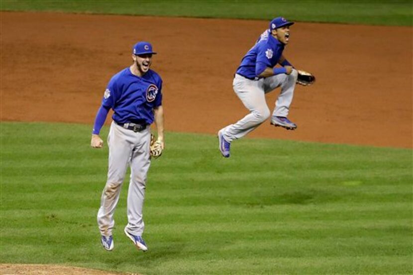 En esta foto de archivo del 2 de noviembre de 2016, los jugadores de los Cachorros de...