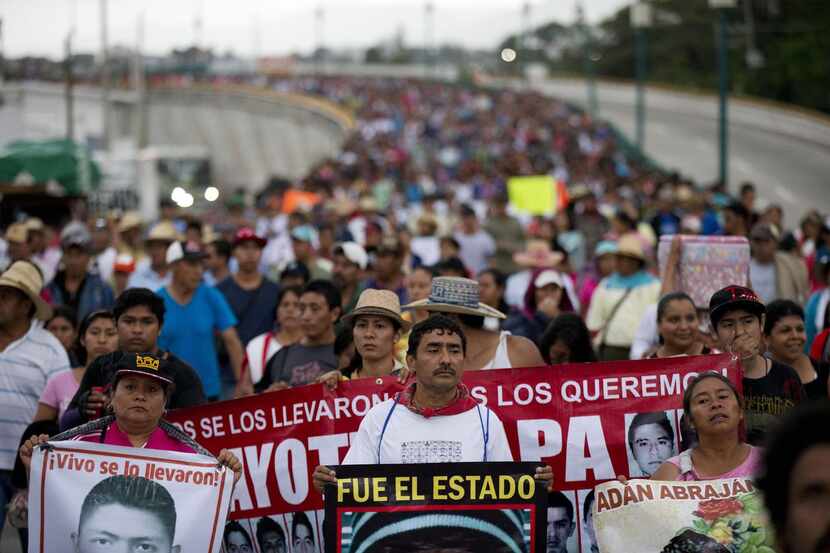 Familiares de los 43 estudiantes desaparecidos en Iguala, al sur de México, marchan para...