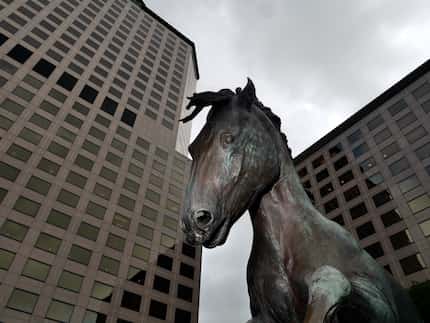 Williams Square en Las Colinas, es sede de una esculturas de caballos Mustangs, que se ha...