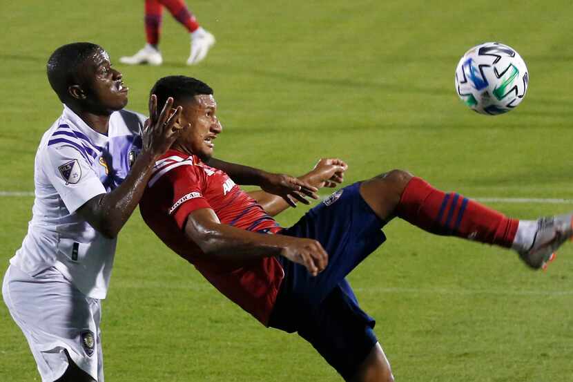 El jugador hondureño del FC Dallas, Bryan Acosta (der), trata de controlar un balón ante el...