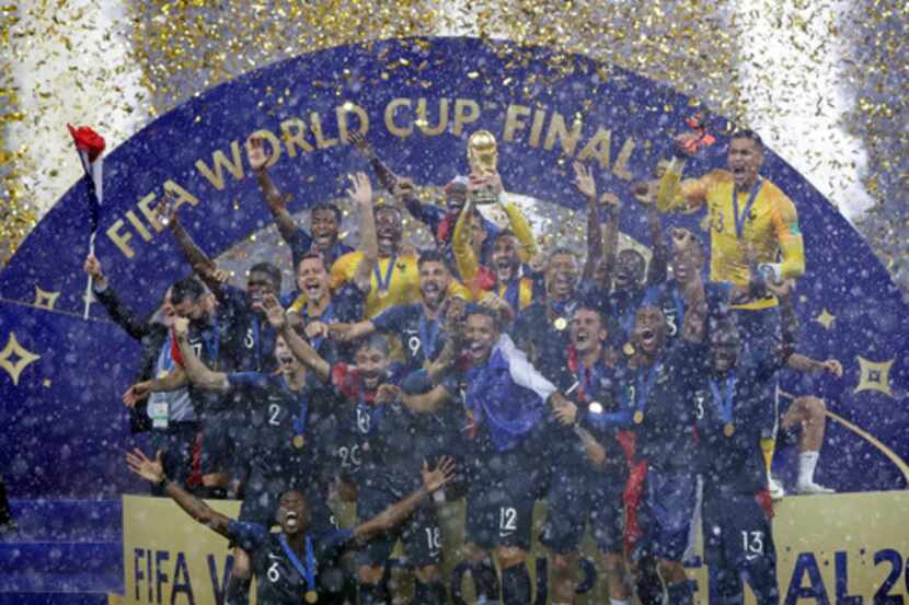 Francia celebra su Copa del Mundo tras vencer a Croacia en la final de Rusia 2018. (AP...