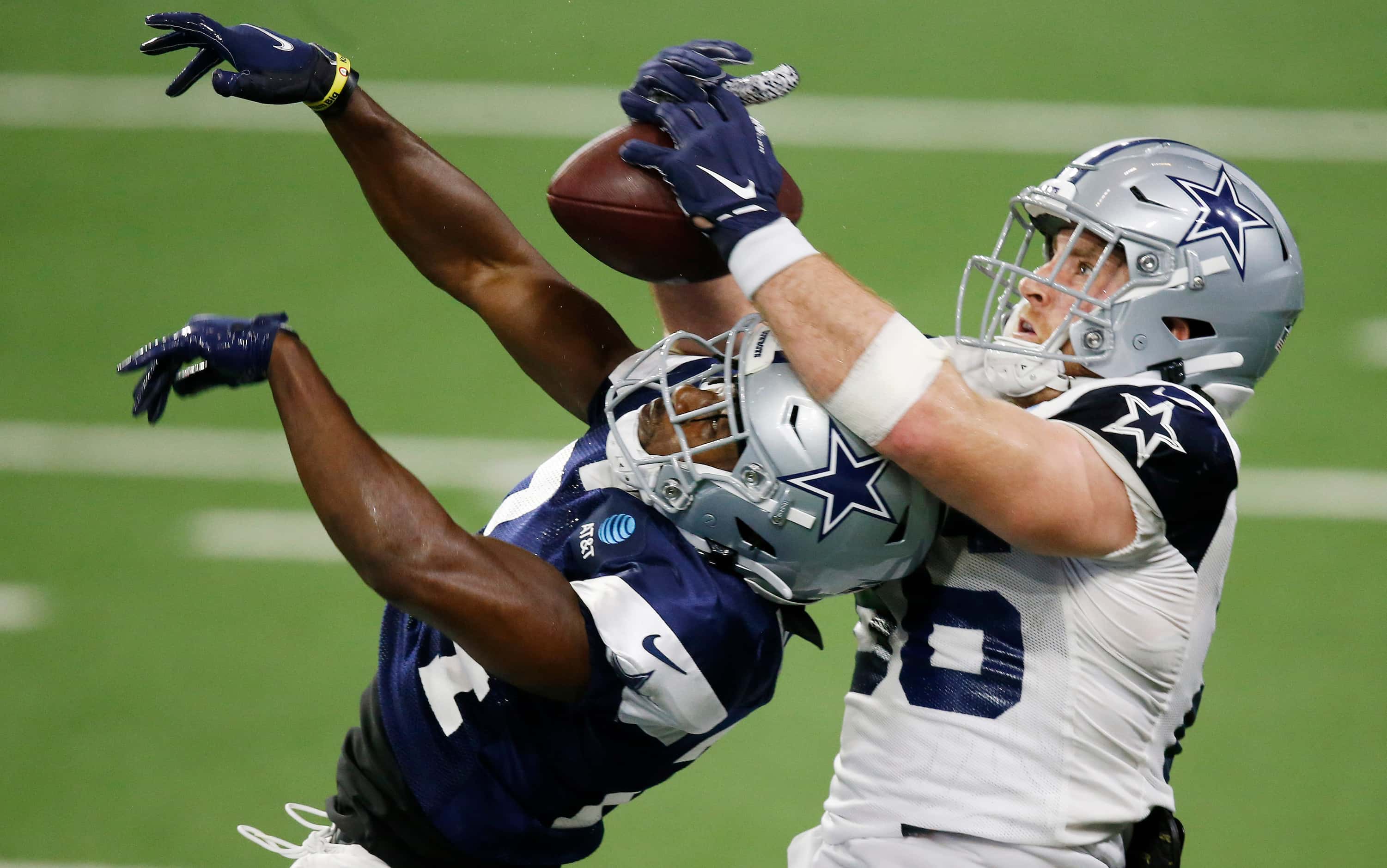 Dallas Cowboys tight end Dalton Schultz (86) fails to make the catch as he is defended by...