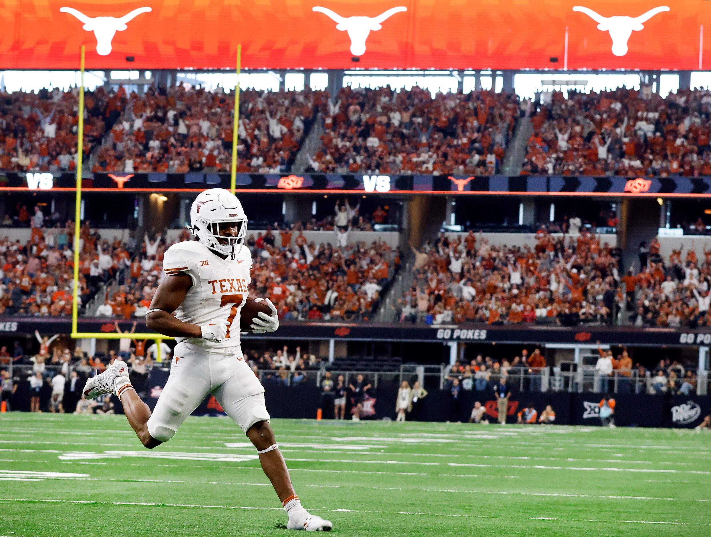 Texas Longhorns running back Keilan Robinson (7) races untouched for a fourth quarter...