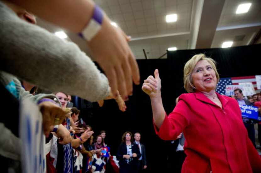 Hillary Clinton saluda a simpatizantes en Lexington, Kentucky. AP
