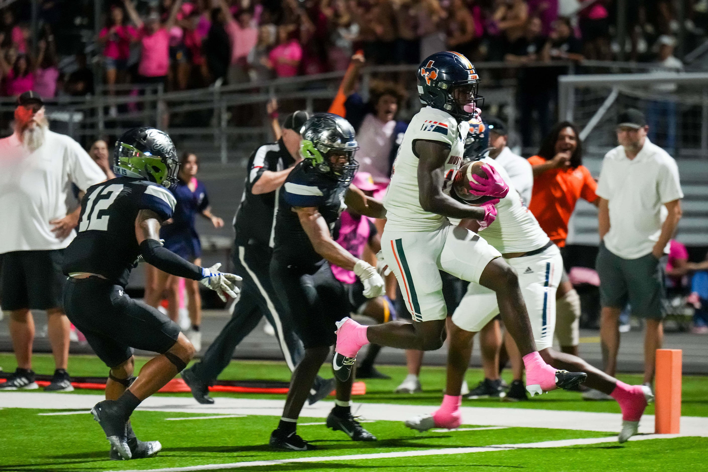 Sachse’s Braedyn Watkins (13) scores on an 8-yard touchdown reception during the second half...