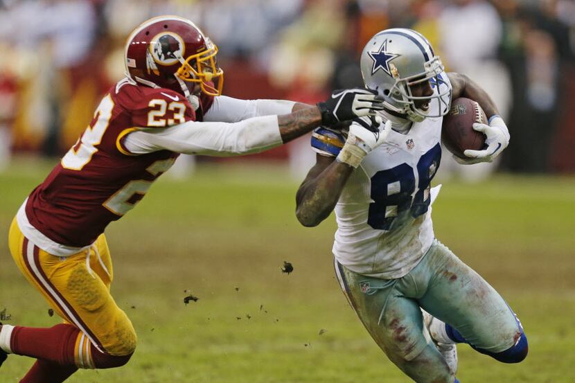 Dallas Cowboys wide receiver Dez Bryant (88) catches a pass in front of Washington Redskins...