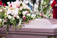 Si uno de sus seres queridos ha fallecido en Estados Unidos y desea trasladar sus restos a...