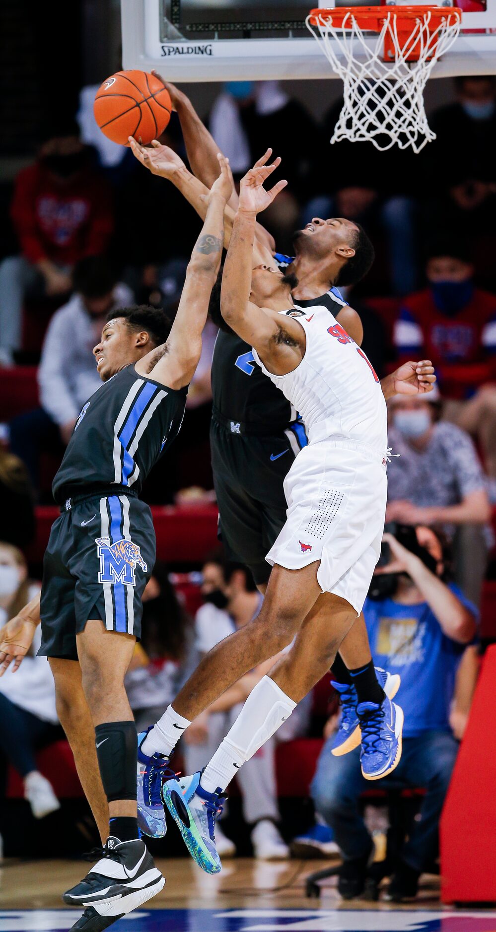 SMU forward Feron Hunt, right, battles Memphis guards Landers Nolley II, left, and Alex...