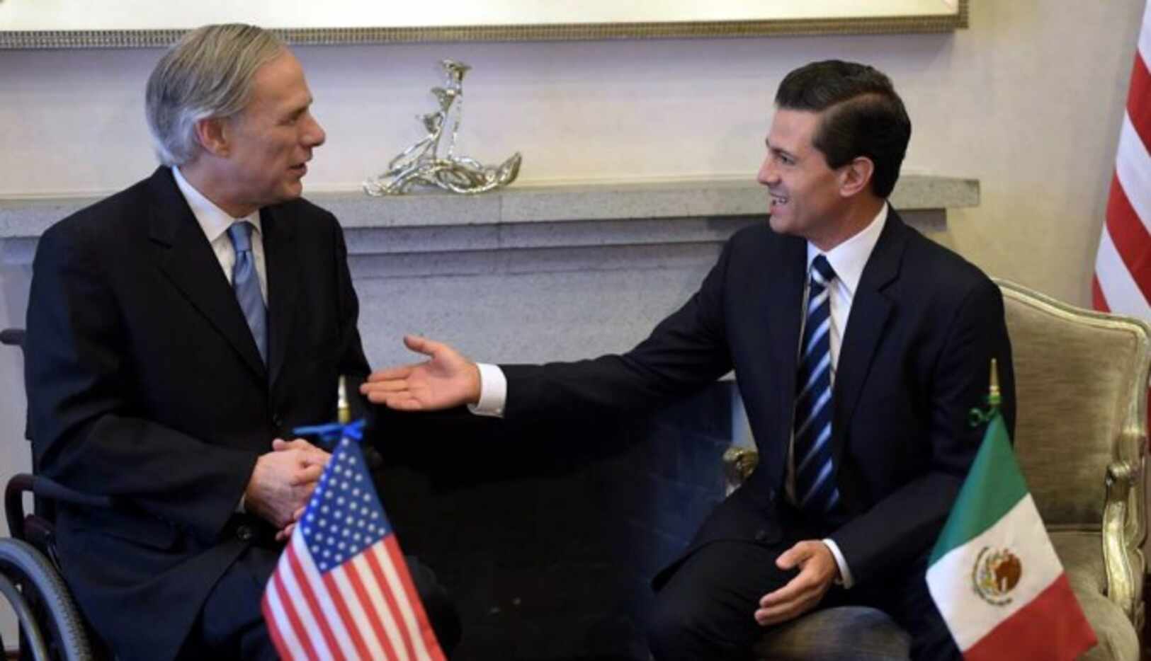 El gobernador texano, Greg Abbott, durante su reunión con el presidente mexicano Enrique...