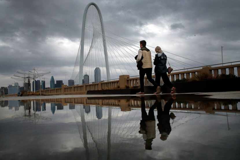 Una vista del puente peatonal Ronald Kirk en Dallas, luego un lluvioso día en enero.