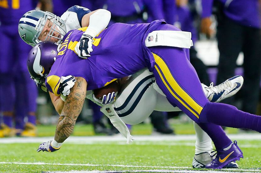 Dallas Cowboys outside linebacker Sean Lee (50) wraps up Minnesota Vikings running back Matt...
