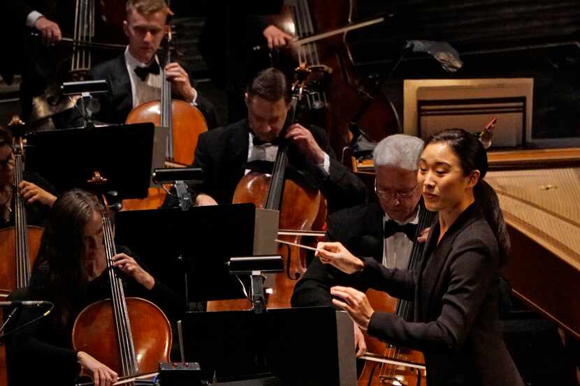 Jane Kim conduce la orquesta de la Dallas Opera en el Winspear Opera House el 9 de noviembre...