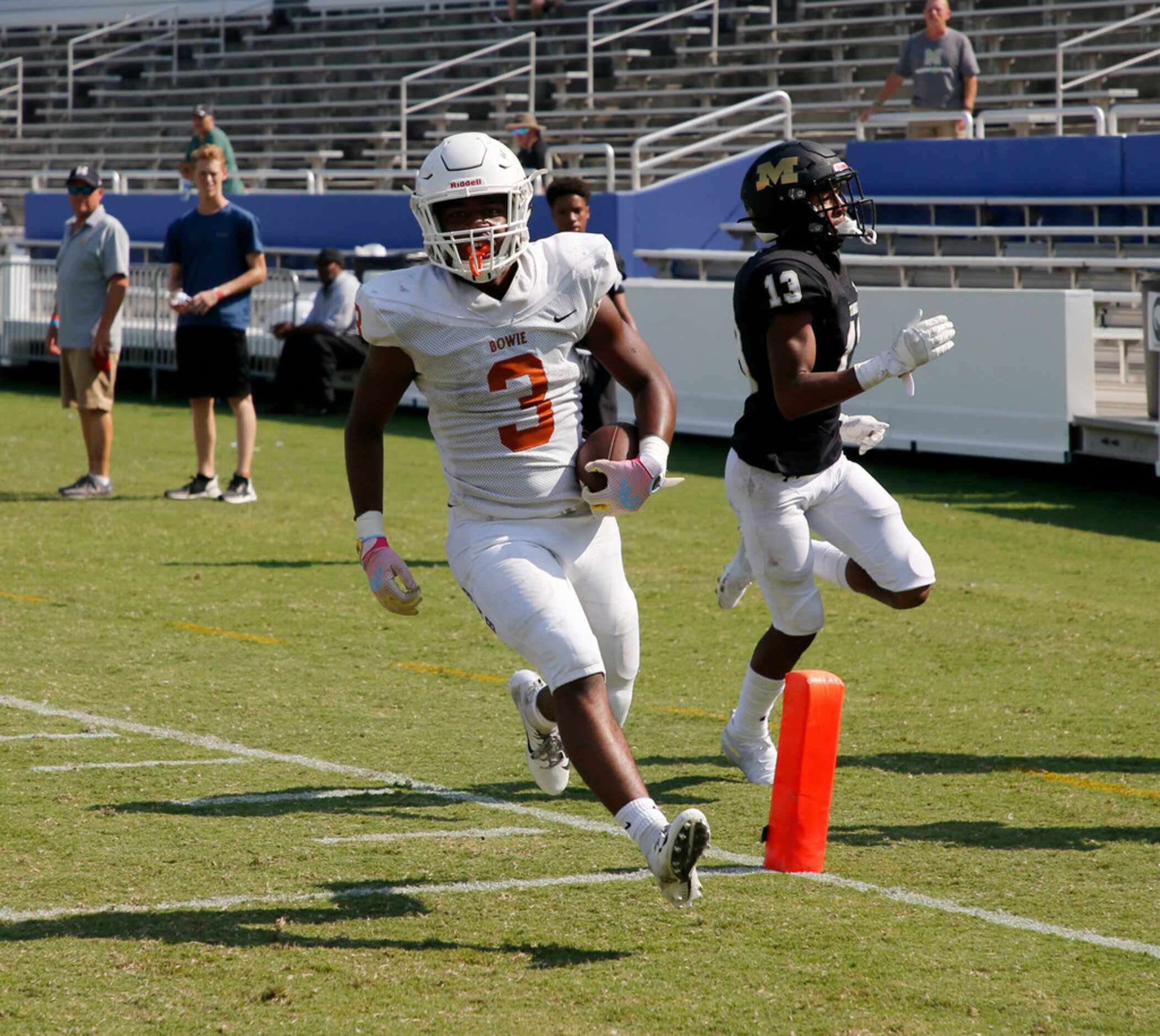 Arlington Bowie's D'Aunte Prevost (3) scores a touchdown in front of Mansfield's David...