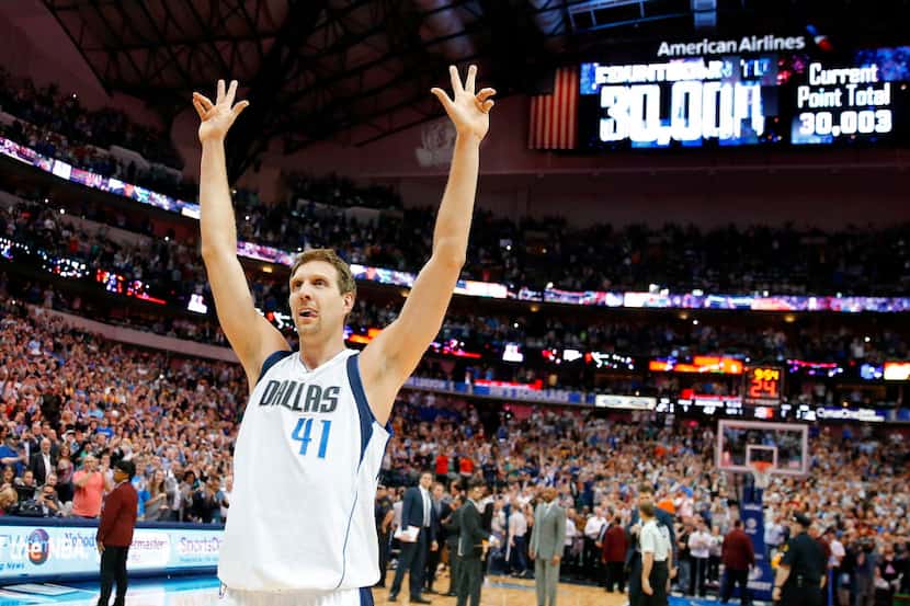 Dallas Mavericks forward Dirk Nowitzki (41) acknowledges the cheers after surpassing the...