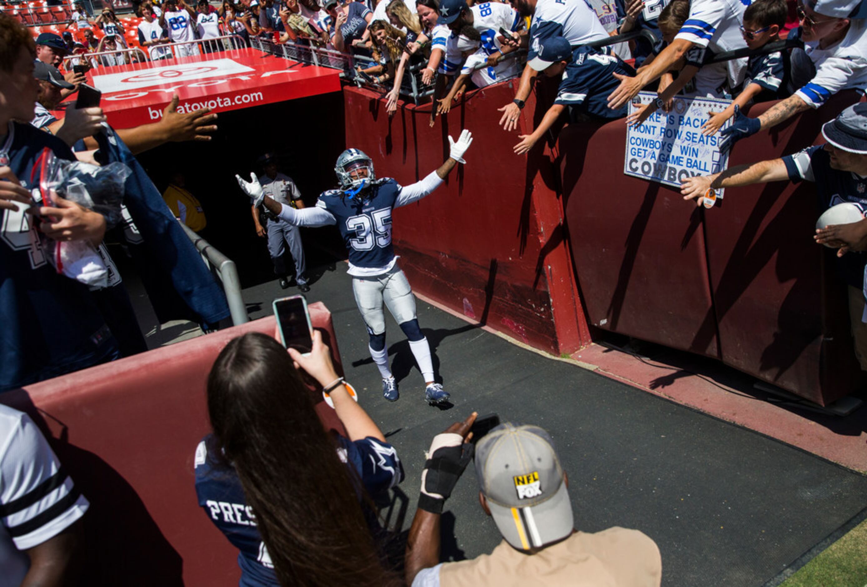 The Dallas Cowboys should reunite with Joe Looney