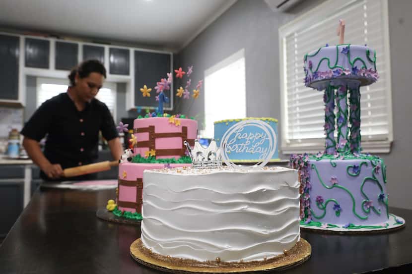 Erika Soto emprendió su negocio de pasteles en su casa, cuando se quedó sin trabajo por la...
