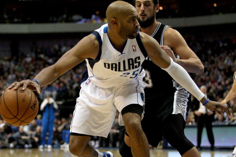Dallas Mavericks shooting guard Vince Carter (25) keeps the ball from San Antonio Spurs...