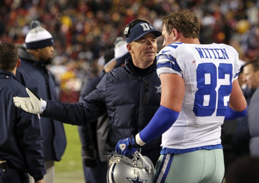 Dallas Cowboys head coach Jason Garrett talks with Dallas Cowboys tight end Jason Witten...