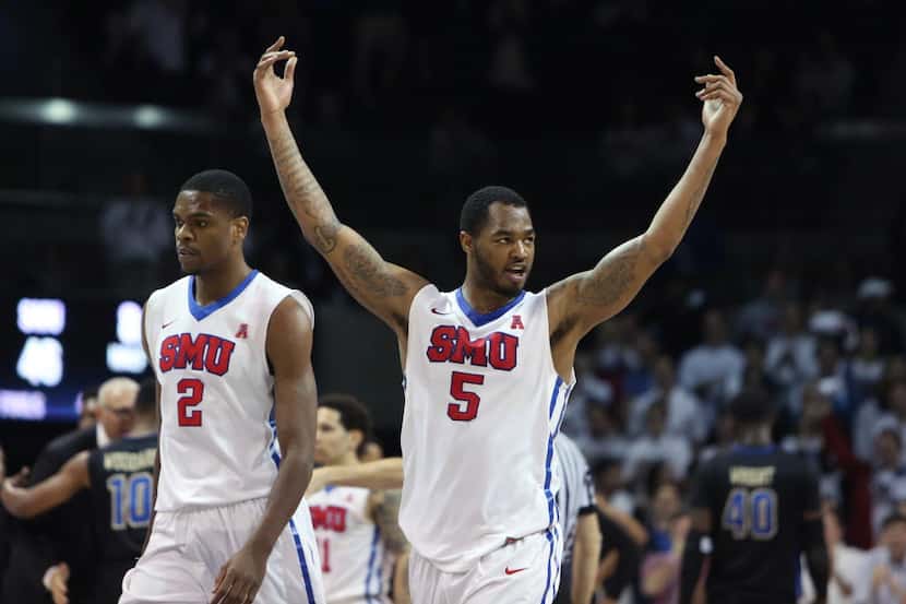 SMU's Markus Kennedy, center, motions to the crowd during the second half of the NCAA...
