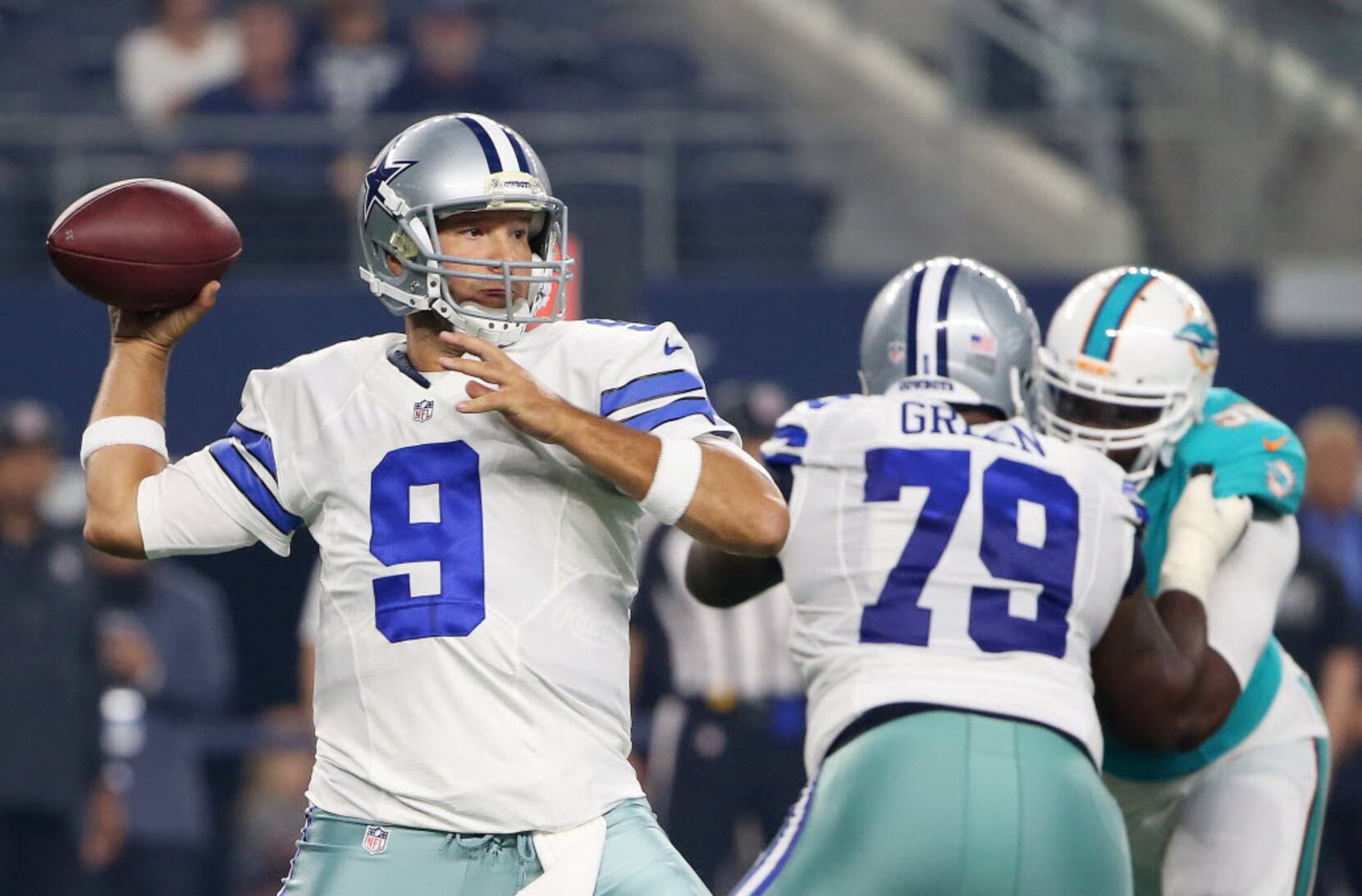 Dallas Cowboys keep Tony Romo on active roster, sign Mark Sanchez 