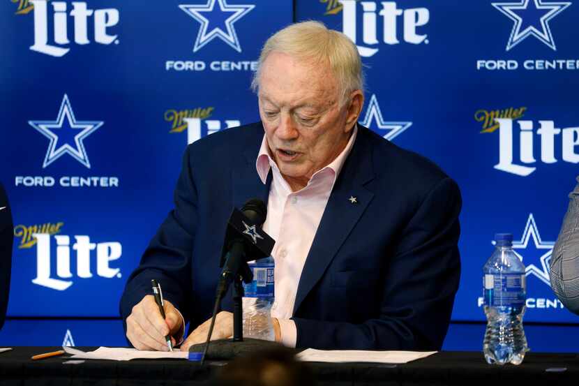 Dallas Cowboys owner Jerry Jones draws on his notes as he makes a point while speaking...