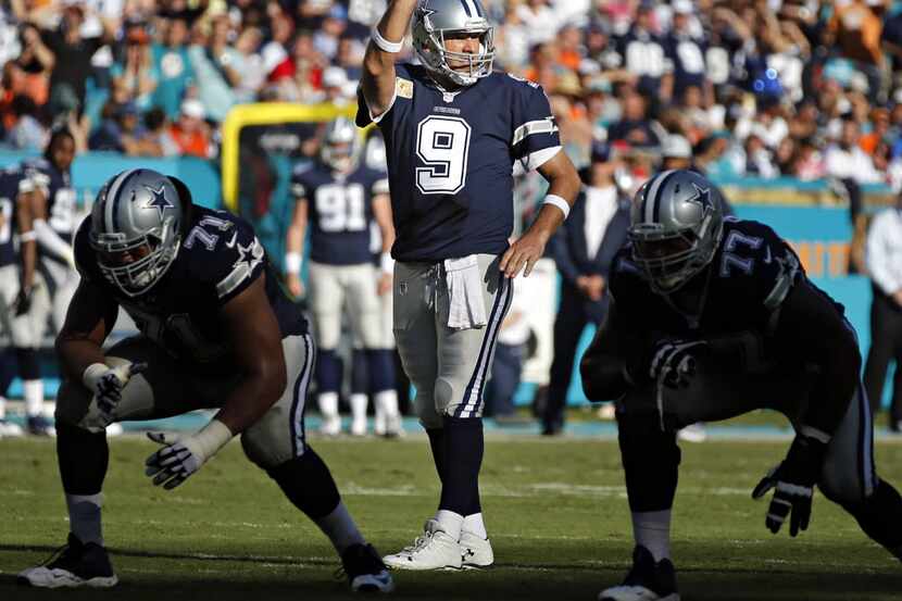 Dallas Cowboys quarterback Tony Romo (9) calls a play during the second half Dallas' 24-14...