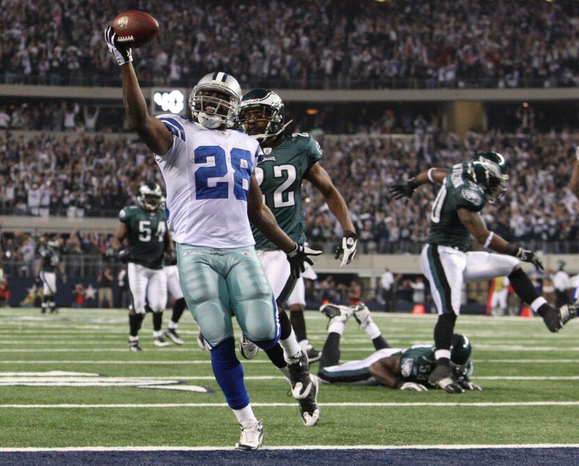 Dallas Cowboys RB Felix Jones (28) leaves Philadelphia Eagles defenders in his wake on a...