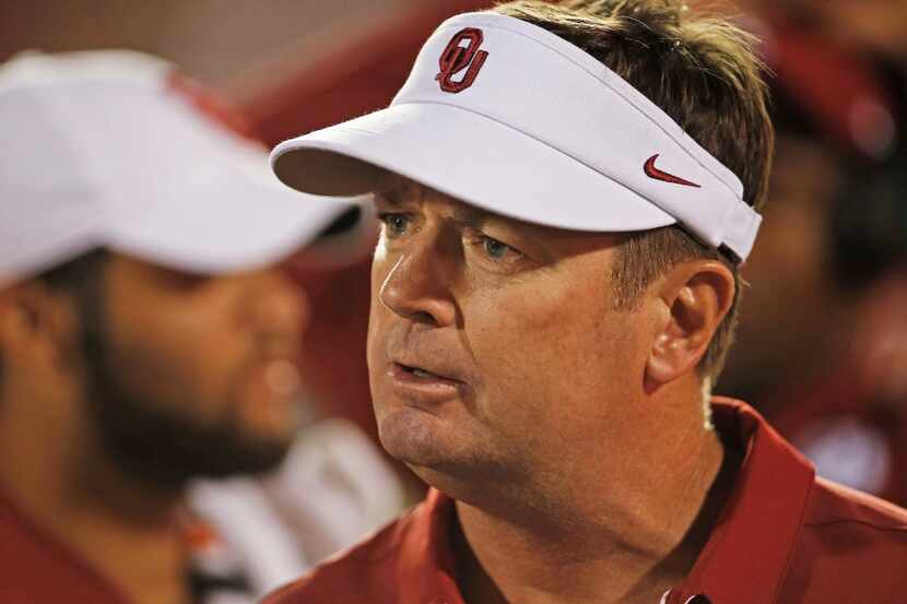 Oklahoma coach Bob Stoops yells at his players from the sideline during an NCAA college...