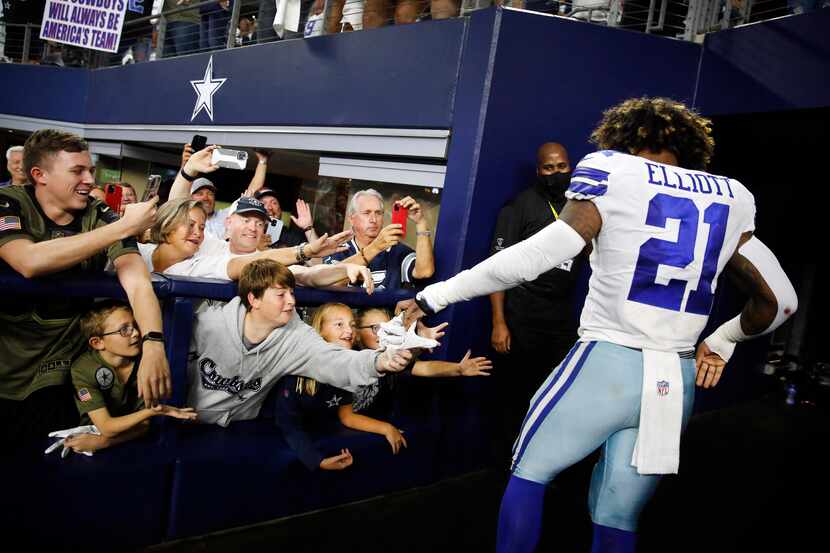 El corredor de los Cowboys de Dallas, Ezekiel Elliott, saluda a aficionados que asistieron...