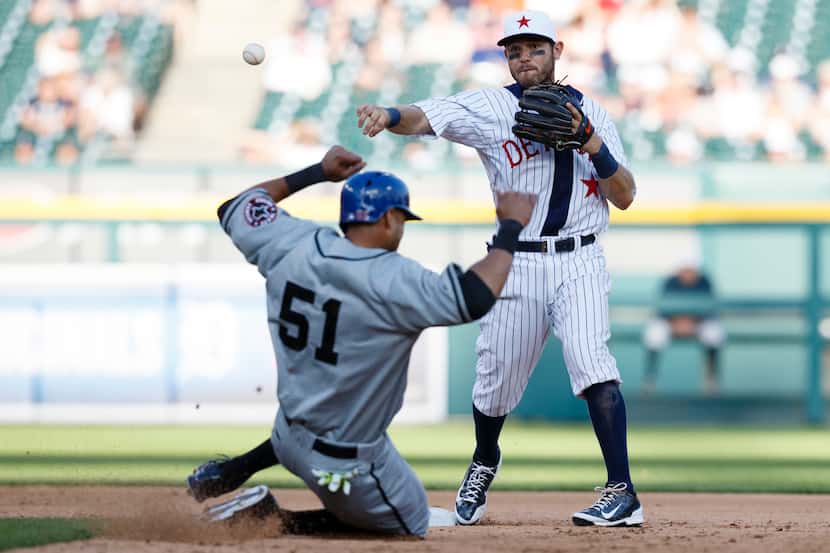 May 24, 2014; Detroit, MI, USA; Detroit Tigers second baseman Ian Kinsler (3) makes a throw...