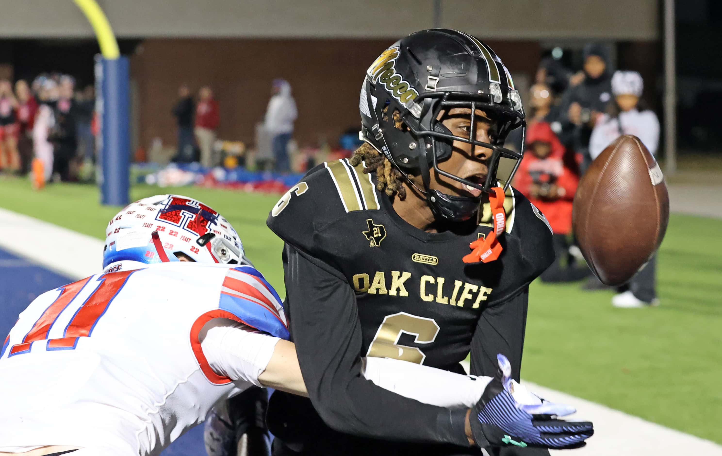 South Oak Cliff high receiver Trey Jackson (6) can’t hold onto a pass in the end zone, as...