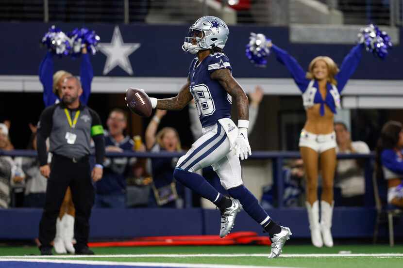 Dallas Cowboys wide receiver CeeDee Lamb (88) strides into the end zone for a 92-yard...