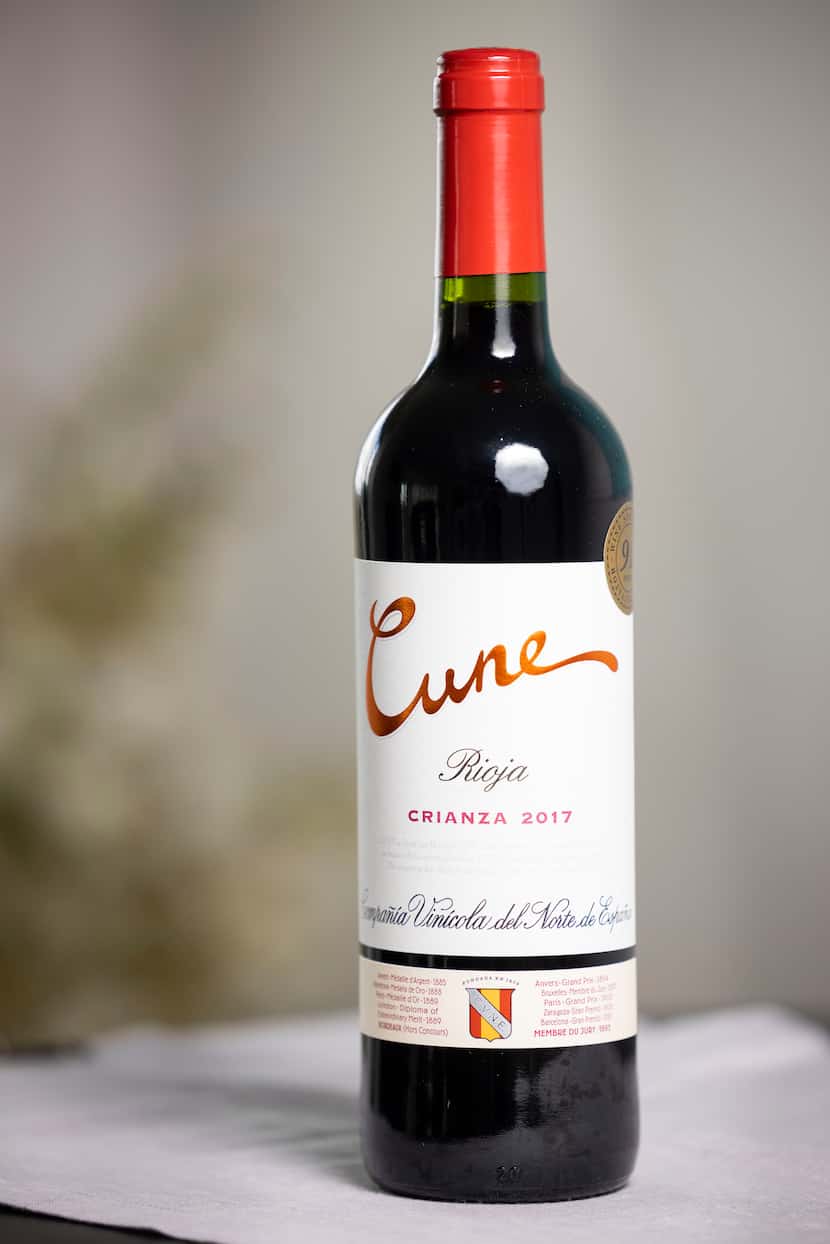 A bottle of the 2017 Cune Rioja Crianza 