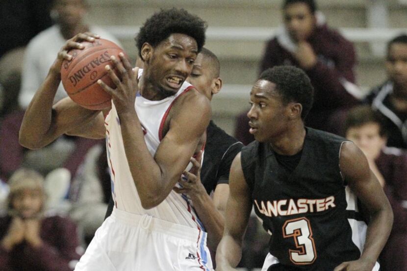 Carter's Jeremy Combs (1) looks for room against Lancaster's Deondre Edwards (3) during the...