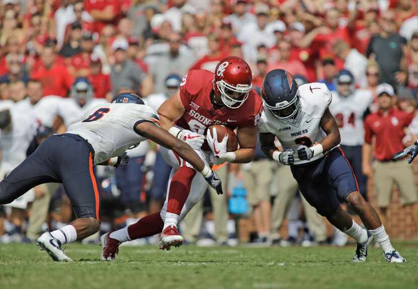 zNORMAN, OK - SEPTEMBER 02: tight end Mark Andrews #81 of the Oklahoma Sooners is hit by...