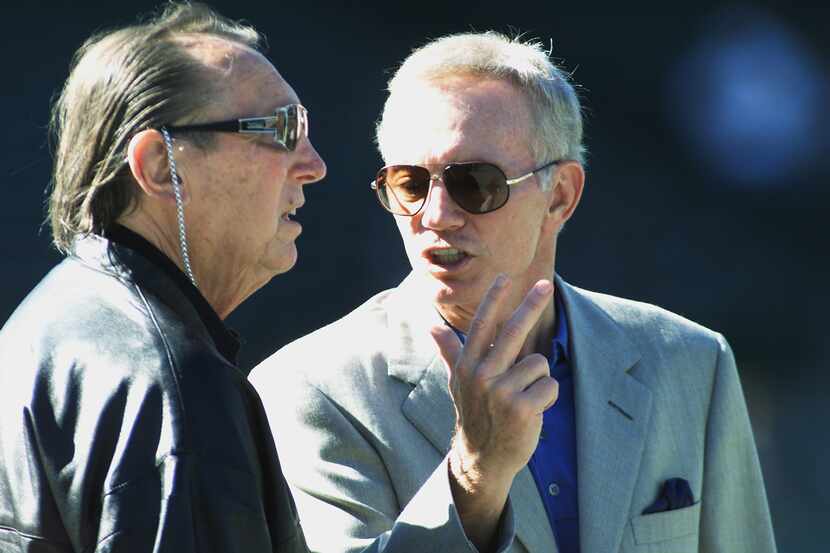 OAKLAND, CA - AUGUST 4:  Owner Jerry Jones (R) of the Dallas Cowboys talks with Owner Al...